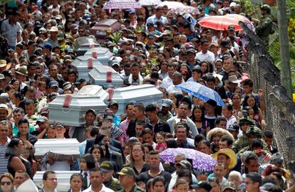 Familiares y amigos de las vctimas de un accidente de autobs portan sus fretros en Sabanalarga (Colombia).