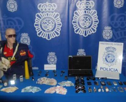 Objetos incautados en la operación.