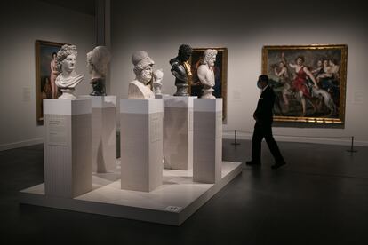 Bustos de Apolo Belvedere, Marte, Júpiter, Atenea, Venus, Hércules, Heres-Antinoo, a la entrada de la exposición de Caixaforum sobre dioses, con obras del Prado.