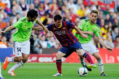 Messi protege el esférico ante Arribas.