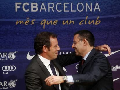 Bartomeu (r) embraces Rosell on the day the latter stepped down as Barça chief.