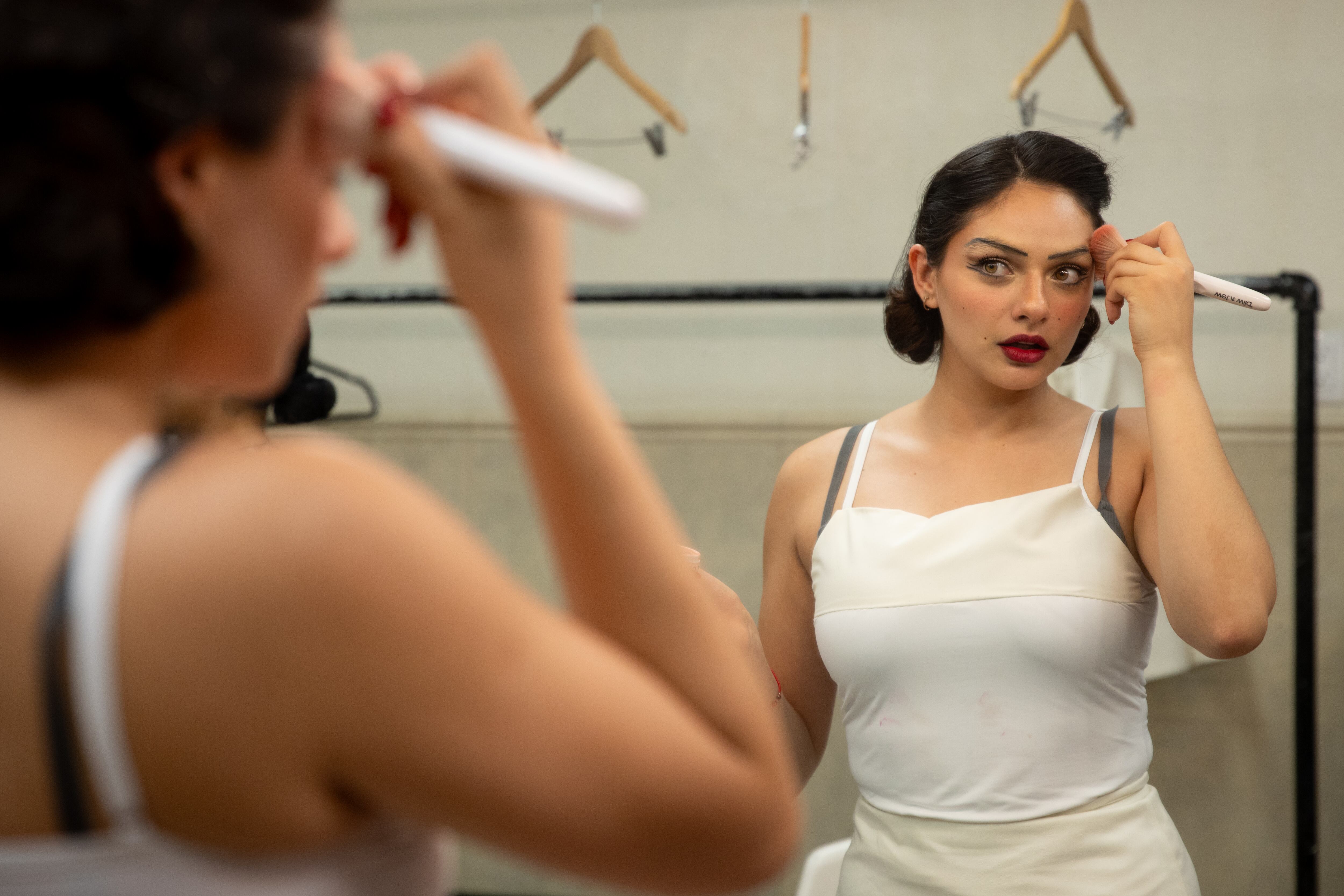 La actríz Paulina R. Menéndez se maquilla en los camerinos del teatro Julio Castillo.