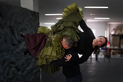 Eva Yerbabuena y Fernando Suels preparan el estreno de 'Al igual que tú', en el estudio de la bailaora.