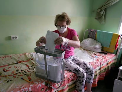 Una paciente deposita su voto sobre la reforma constitucional en un hospital en Voronezh, en Rusia, este martes.