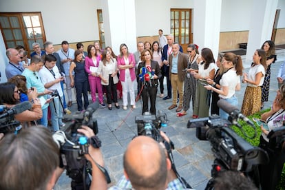 La secretaria general del PSOE-A, María Jesús Montero, atiende a los medios de comunicación en el Parlamento andaluz.