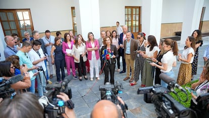 La secretaria general del PSOE-A, María Jesús Montero, atiende a los medios de comunicación en el Parlamento andaluz.