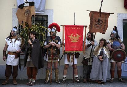 Grupos romanos y castrexos, durante la ofrenda a las musas en las termas lucenses.