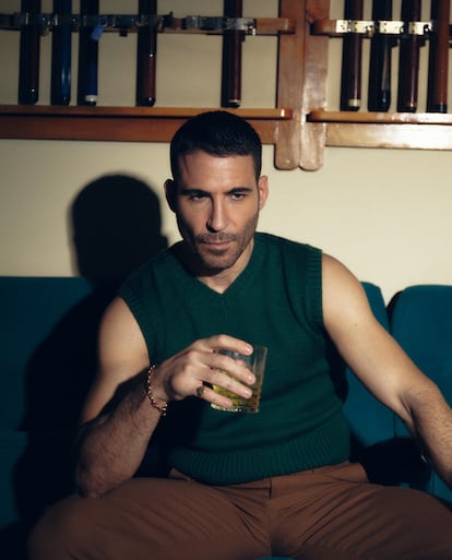 Miguel Ángel Silvestre, con chaleco Mans y pantalón Sandro Paris.