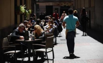 Un camarero sirve en una terraza de Madrid. 