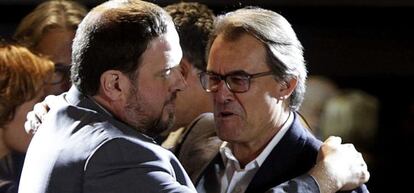 El presidente catal&aacute;n, Artur Mas (d) y el presidente de ERC, Oriol Junqueras durante la celebraci&oacute;n con sus simpatizantes de los resultados electorales.