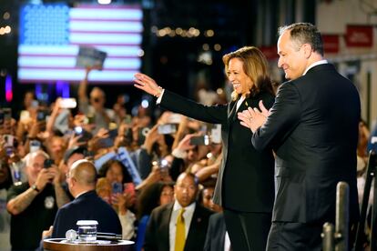 La candidata demócrata a la presidencia, Kamala Harris, celebra con sus seguidores en Filadelfia el resultado del debate. 
