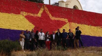 Militantes del PP de Orihuela ante la pintada republicana. 