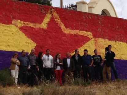 Militantes del PP de Orihuela ante la pintada republicana. 