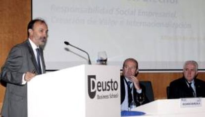 El viceconsjero de asuntos sociales, Ricardo Barkala (c), y el rector de la universidad de Deusto, José María Guibert (d), escuchan al secretario de Estado de Cooperación al Desarrollo, Jesús Gracia, durante la conferencia que ha reunido a expertos mundiales que debaten sobre responsabilidad social empresarial e internacionalización de la empresa en el 'I Foro de Diálogo Deusto Business School-Fundación Elecnor'.