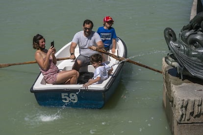 Este jueves las temperaturas superarán los 42 grados en la cuenca del Ebro y provincia de Lleida. En la imagen, una familia se divierte en las barcas del parque del Retiro de Madrid.