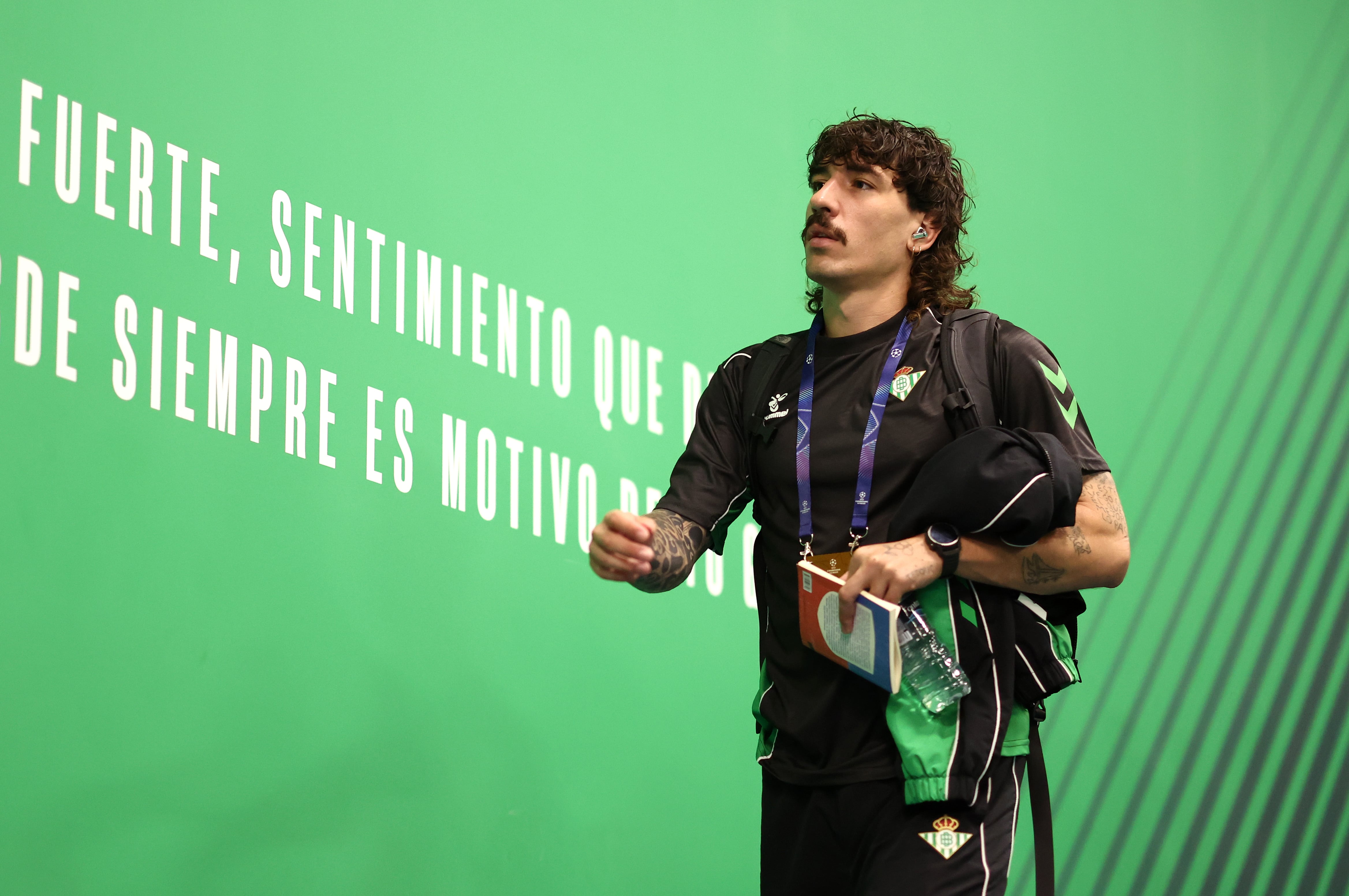 Héctor Bellerín interpone una querella contra el ‘youtuber’ Iñaki Angulo por delito de odio