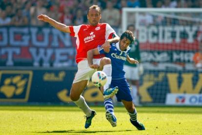 Raúl pelea con el central del Mainz Noveski durante el partido de hoy.
