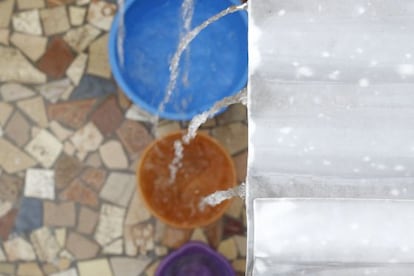 Baldes captam água da chuva em São Paulo.