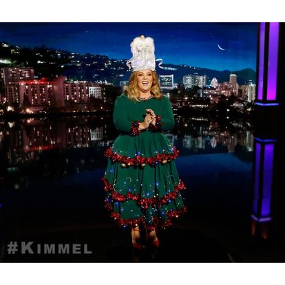 Desde 2012 se celebra en el Reino Unido el Christmas Jumper Day, el Día del Jersey Navideño en castellano. La idea es colaborar con Save The Children poniéndose un suéter con motivos festivos. En la imagen, la actriz Melissa McCarthy, con un atuendo navideño