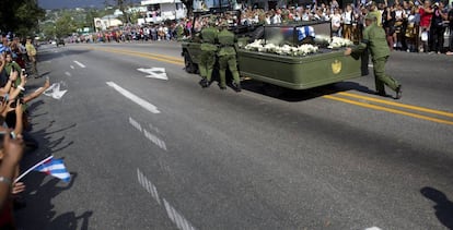 Tres militares empujan el jeep que transporta las cenizas de Castro, ayer en Santiago.