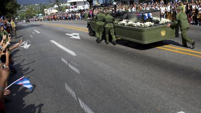 Tres militares empujan el jeep que transporta las cenizas de Castro, ayer en Santiago.