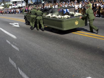 Tres militares empujan el jeep que transporta las cenizas de Castro, ayer en Santiago.