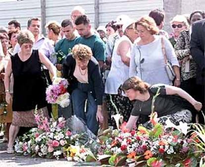 Habitantes de Gonesse rinden tributo a las víctimas del accidente del Concorde un año después