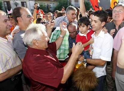 El vencedor de esta edición del Tour, con su hijo Yeray en brazos, ha saludado a sus paisanos. Sastre es cuñado del gran ciclista fallecido El Chava Jiménez.