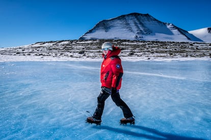 La científica Veronica Tollenaar camina por una zona de hielo azul cerca del pico Escuela de Montaña.