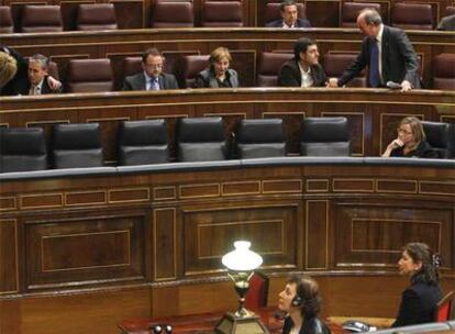 Chacón, abajo a la derecha, durante el debate de la proposición de CiU. Arriba, a la izquierda, Ramón Jáuregui y en esa fila, segundo por la derecha, su sucesor, Eduardo Madina.