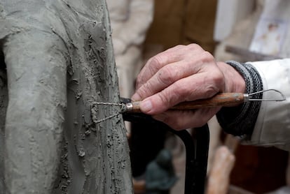 Un detalle de Francisco López trabajando en su taller, a sus 83 años sigue yendo a diario.