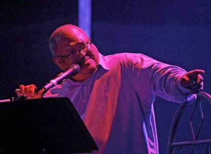 El cantautor cubano Pablo Milanés durante su recital  de ayer en el teatro Calderón.