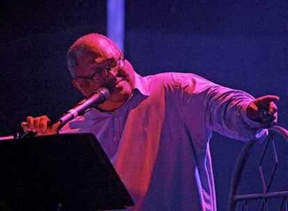 El cantautor cubano Pablo Milanés durante su recital  de ayer en el teatro Calderón.