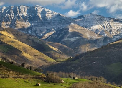 Vista del monte Castro Valnera, en la comarca de los Valles Pasiegos (Cantabria).