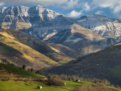 Vista del monte Castro Valnera, en la comarca de los Valles Pasiegos (Cantabria).