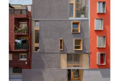 Fachada principal de la Fundación Germina, obra de de Fermín Vázquez (estudio b720), en Badalona (Barcelona).