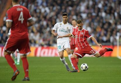 El centrocampista del Bayern Joshua Kimmich (d) momentos antes de marcar el primer gol del partido. 