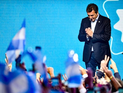 El candidato Sergio Massa celebra los resultados obtenidos en las elecciones argentinas.