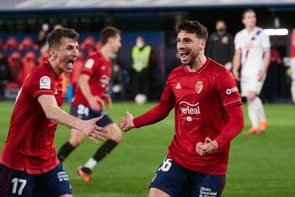 Budimir celebra con Calleri el gol que dio a Osasuna la victoria ante el Eibar este domingo en El Sadar.