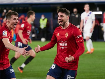 Budimir celebra con Calleri el gol que dio a Osasuna la victoria ante el Eibar este domingo en El Sadar.