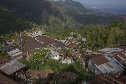 Vista aérea de la aldea principal en Makaibari Tea Estates, en la región de Darjeeling. Dada la extensión de las plantaciones de té, que pueden alcanzar varios cientos de hectáreas, los trabajadores viven en diferentes pueblos dispersos alrededor de las fincas.