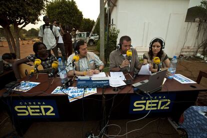 Una cantante maliense junto a José Antonio Ponseti, Manu Carreño e Isabel Suárez, en un momento del programa especial de Carrusel, desde la capital de Malí.