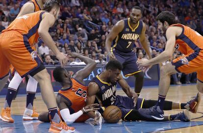 Young y Oladipo, en el suelo, con Abrines a la izquierda.