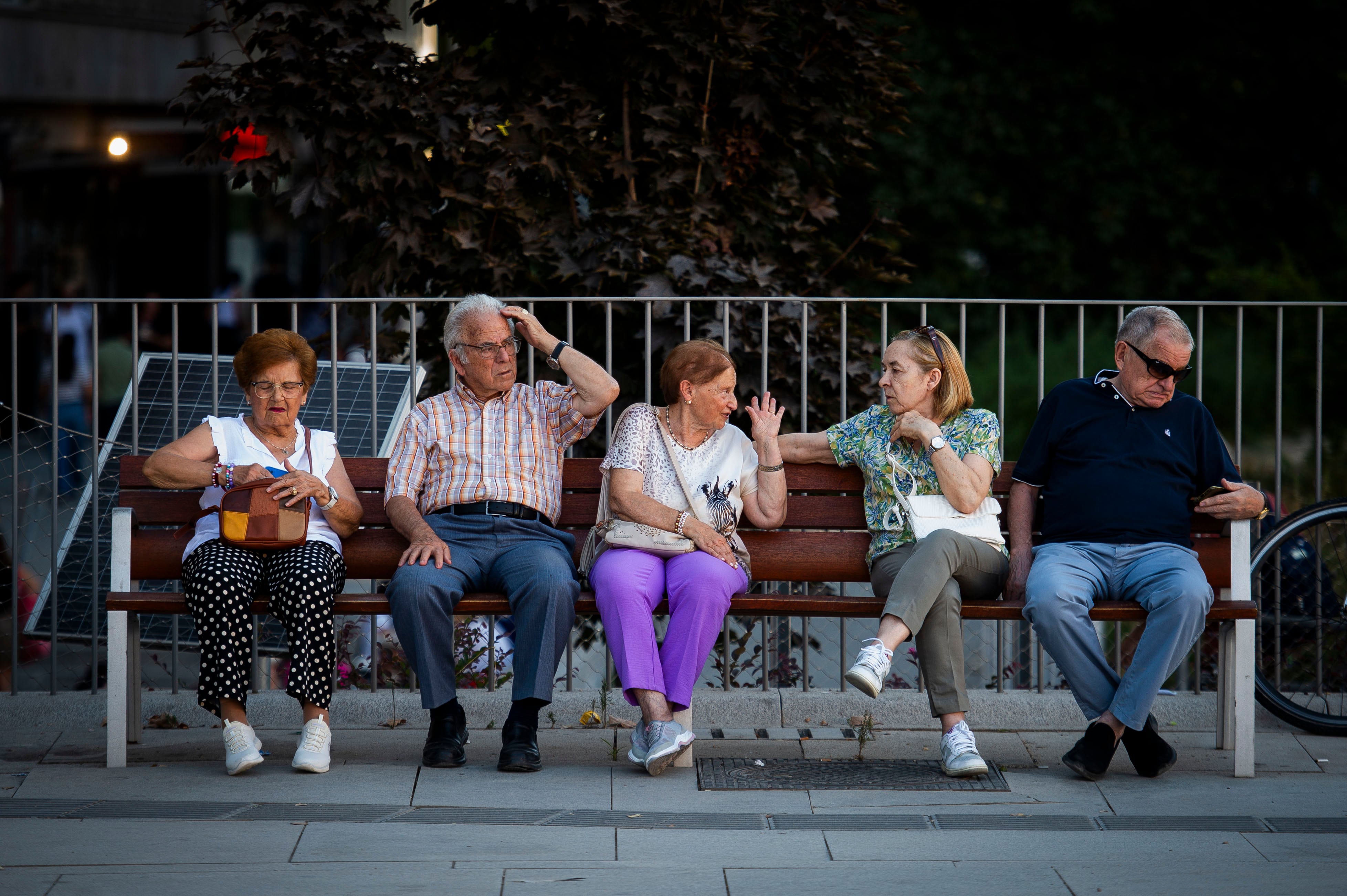Jubilados en un banco en Madrid.