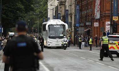 La policía escolta al equipo del Real Madrid hasta el estadio para la sesión de entrenamiento.