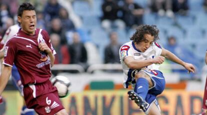 Guardado remata pero el balón impacta contra el defensa tinerfeñista Pablo Sicilia