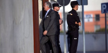 Luis Bárcenas a la entrada de la sede de la Audiencia Nacional de San Fernando de Henares.