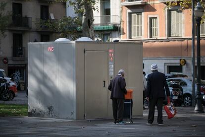 18/11/2020 - Barcelona - En la imagen un baño publico en Pla de Palau. Foto: Massimiliano Minocri