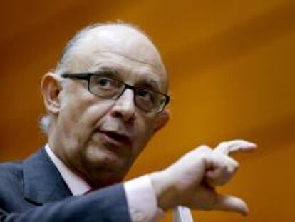 El ministro de Hacienda y Administraciones Públicas, Cristóbal Montoro, durante su intervención en la sesión de control al Gobierno, en el pleno del Senado.