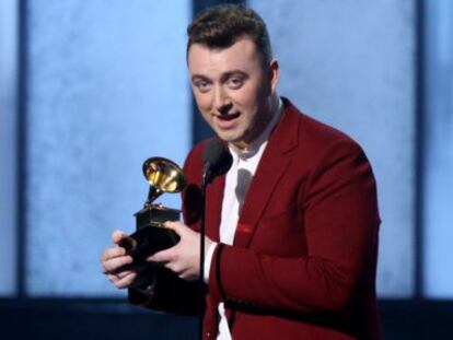 Sam Smith recoge un premio Grammy.